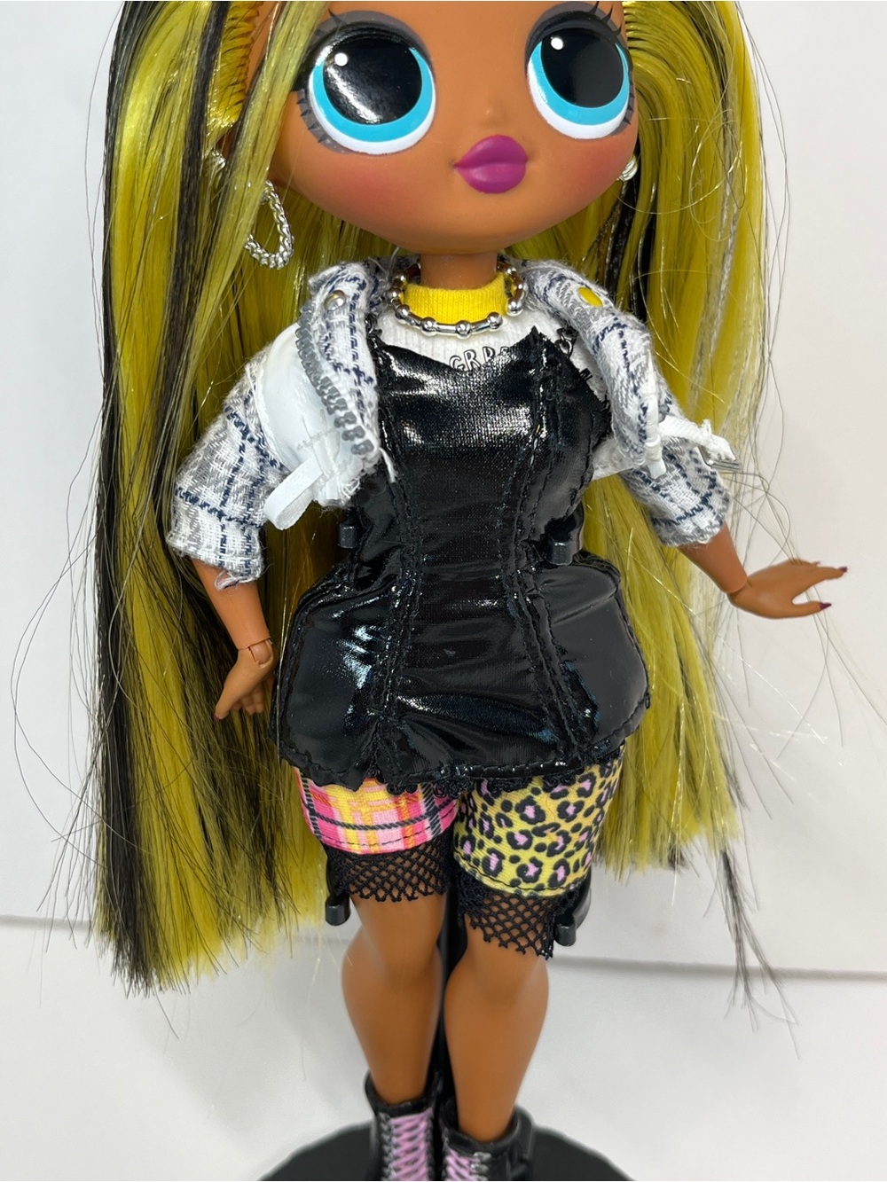 LOL Surprise OMG Fashion Doll Alt Grrrl Yellow & Black Hair Stand Outfit Brush - Picture 4 of 13